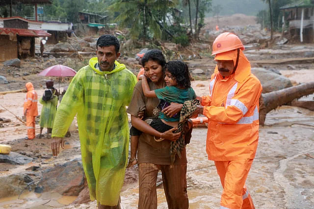 কেরালার ওয়েনাডে ভূমিধসের পর ক্ষতিগ্রস্ত ব্যক্তিদের সরিয়ে নিচ্ছেন উদ্ধারকর্মীরা। ৩০ জুলাই, ২০২৪